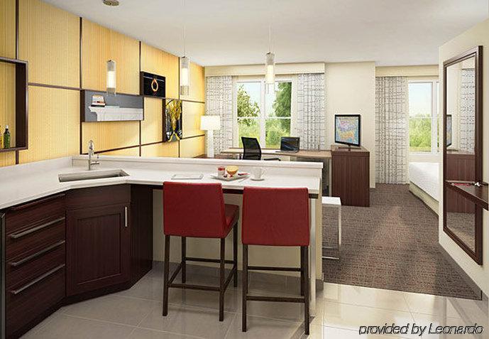 Hotel By Marriott South/green