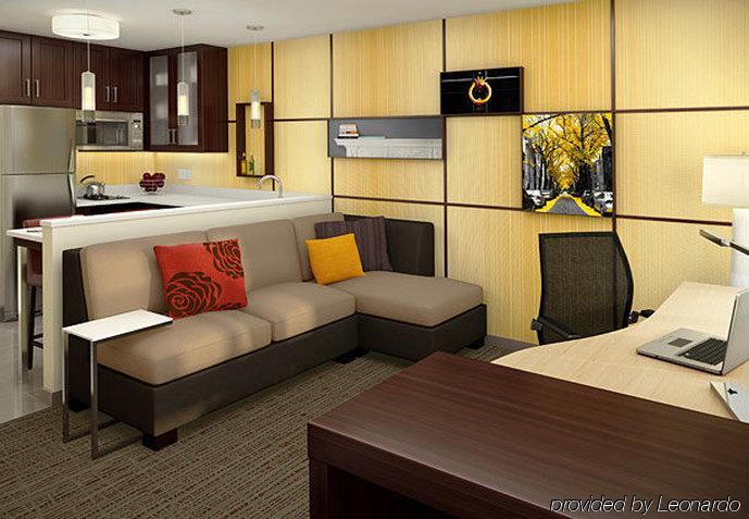 Hotel By Marriott South/green